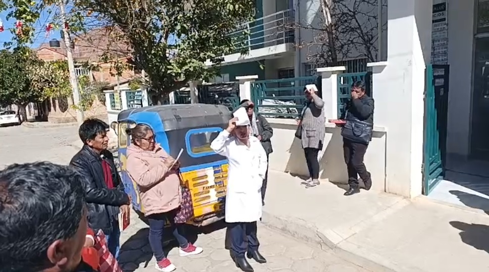 Maestros de los Cintis toman el edificio de la CNS regional Camargo