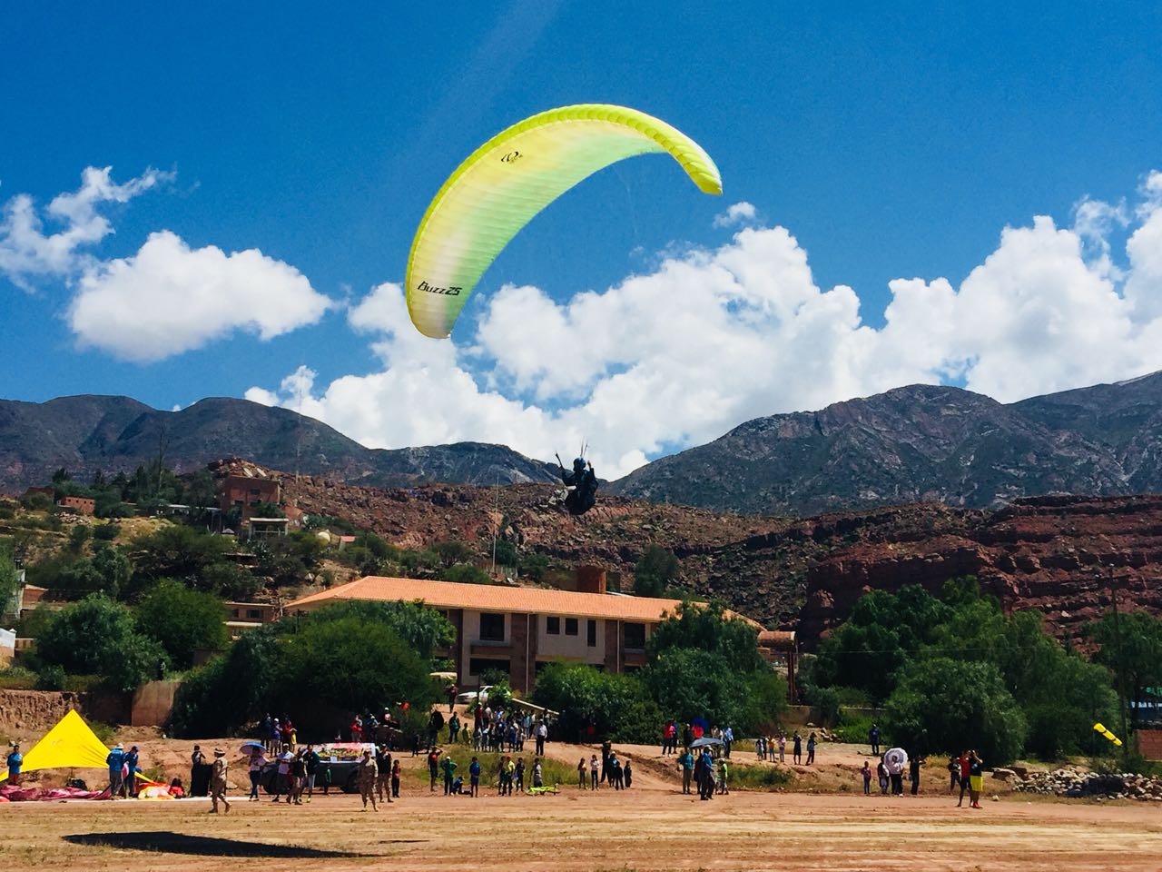 Malcastaca pone la fiesta en el Festival del Parapente de Camargo