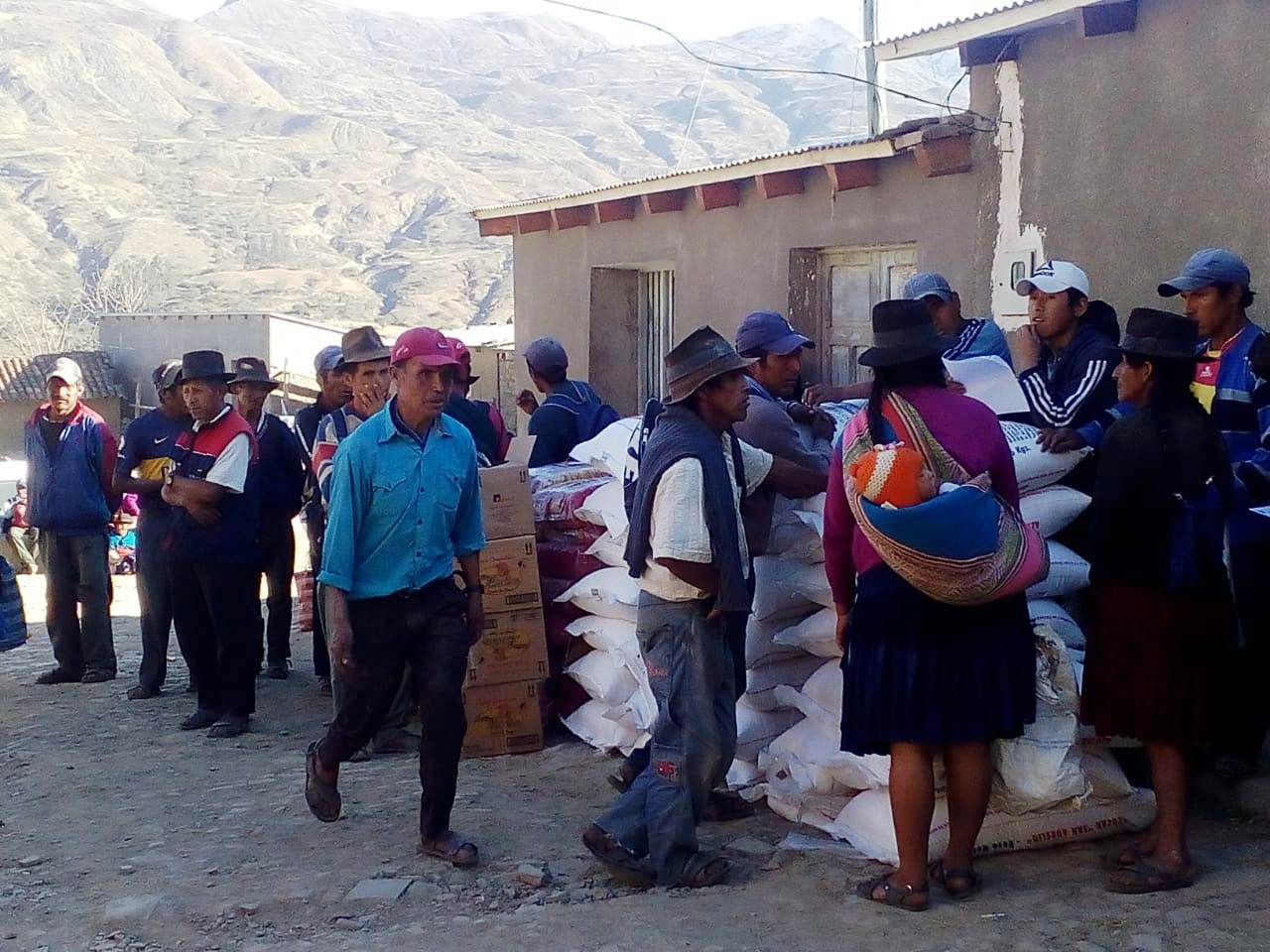 Más 300 familias de Villa Charcas reciben ayuda alimentaria