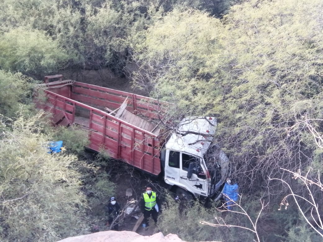 Muere chofer de camión al volcar en La Quemada