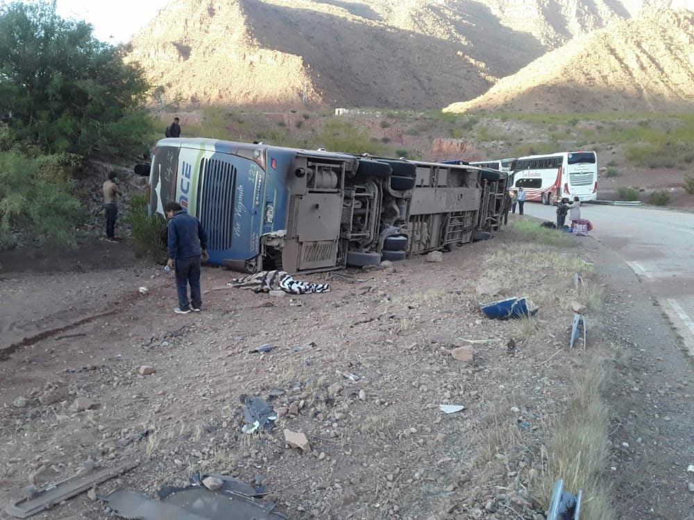 Mueren siete personas en el vuelco de un bus en Vivicha