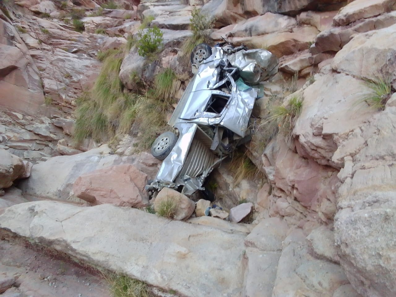 Mueren tres personas al embarrancarse en el camino Cueva Pampa-Camargo