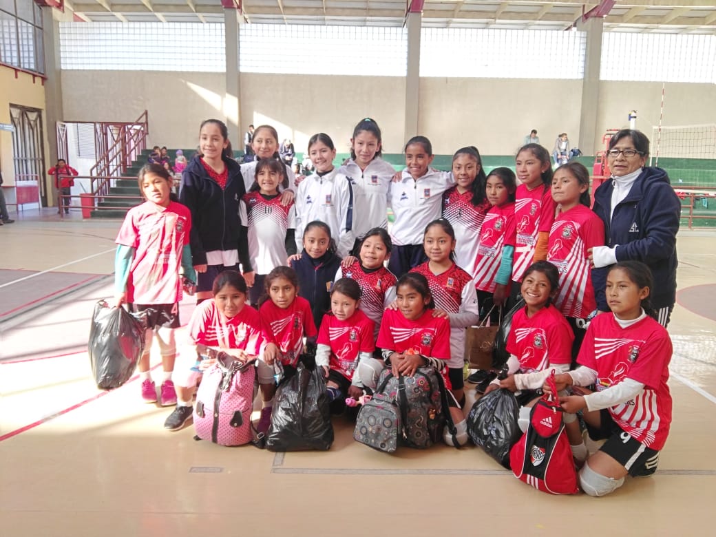 Niñas del Sagrado Corazón reconocen a campeonas de Arpaja Alta