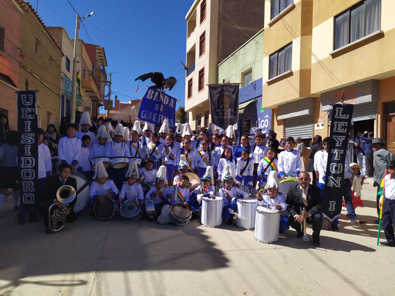 Padres pagan a maestros en la U.E. Isidoro Leytón Ibáñez de Culpina