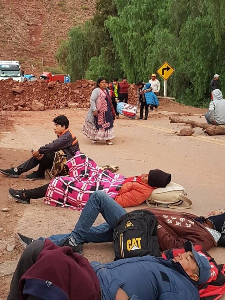Productores de cebolla bloquean la carretera Potosí-Tarija