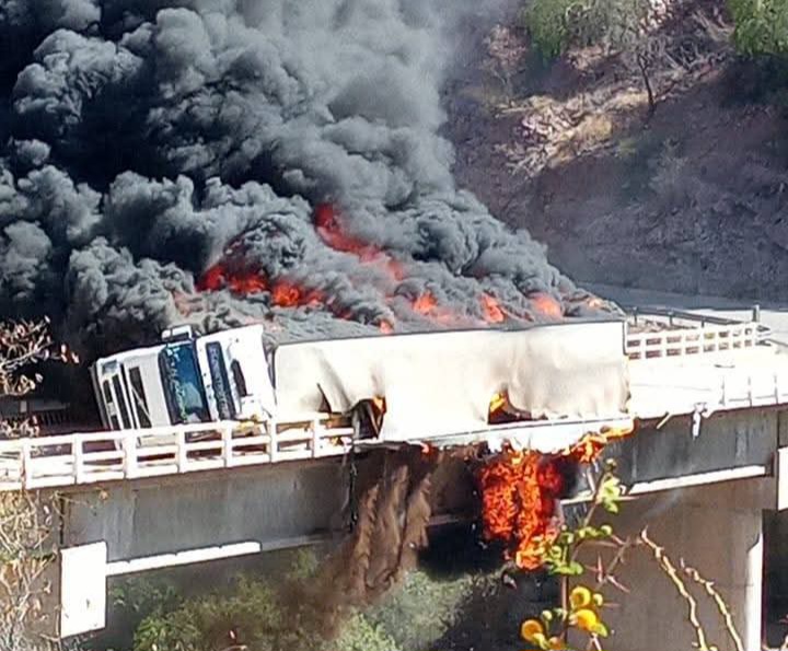 Trailer vuelca de costado y se incendia en un puente Trailer vuelca de costado y se incendia en un puente