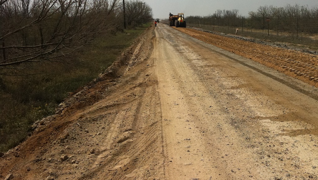 Transportistas ponen su propio dinero para mantenimiento del camino Sajlina-Molle Aguada Transportistas ponen su propio dinero para mantenimiento del camino Sajlina-Molle Aguada