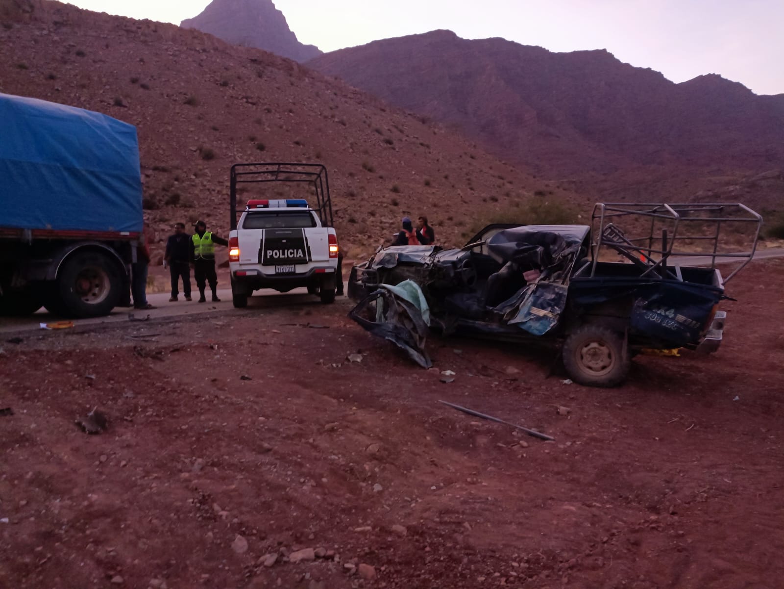 Un camión y una camioneta chocan y mueren dos personas; un niño está herido