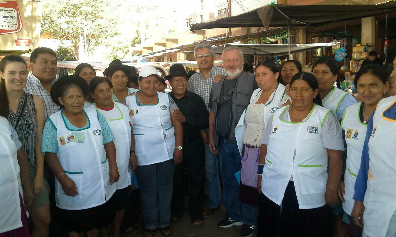 Vendedoras de la Parada Sur de Camargo reciben mandiles blancos