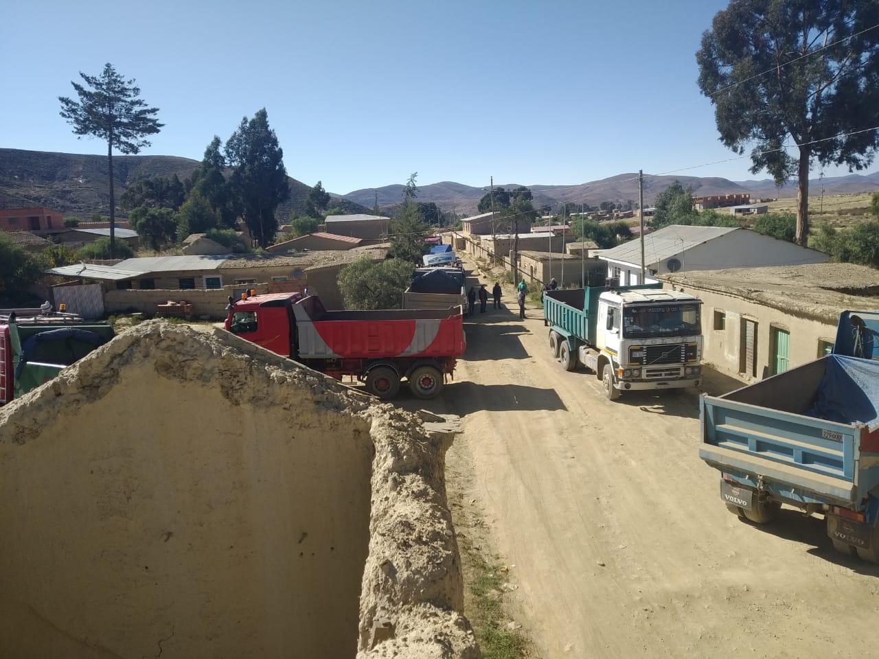 Volqueteros de San Lucas bloquean transporte de minerales a Potosí