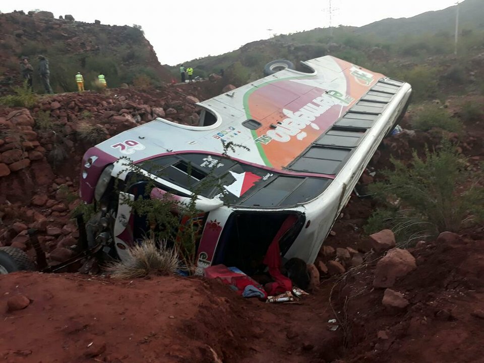 Vuelca bus de la flota El Bermejeño y mueren dos personas